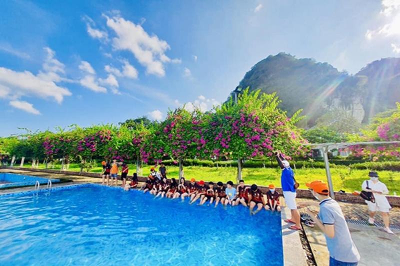 Hình ảnh bể bơi đẹp trong khuôn viên resort xanh mát ở ngoại ô Hà Nội